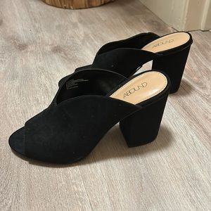 NWT women’s open toe heeled mules. Size 8.5